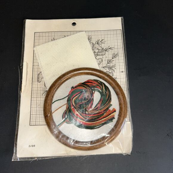 Dale Burdette Crosstitch Kit Christmas Bear Bearkin Wreath Miniature Frame 1986 - Picture 5 of 5